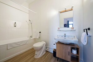Superior Double Room | Bathroom | Shower, towels, soap, shampoo - Hôtel en Ville (Autun)