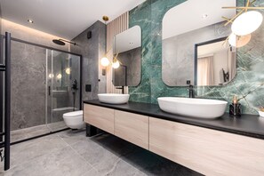 Shower, hair dryer, towels - Villa Lukante ZadarVillas (Zadar)
