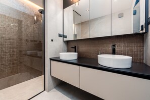 Shower, hair dryer, towels - Villa Lukante ZadarVillas (Zadar)