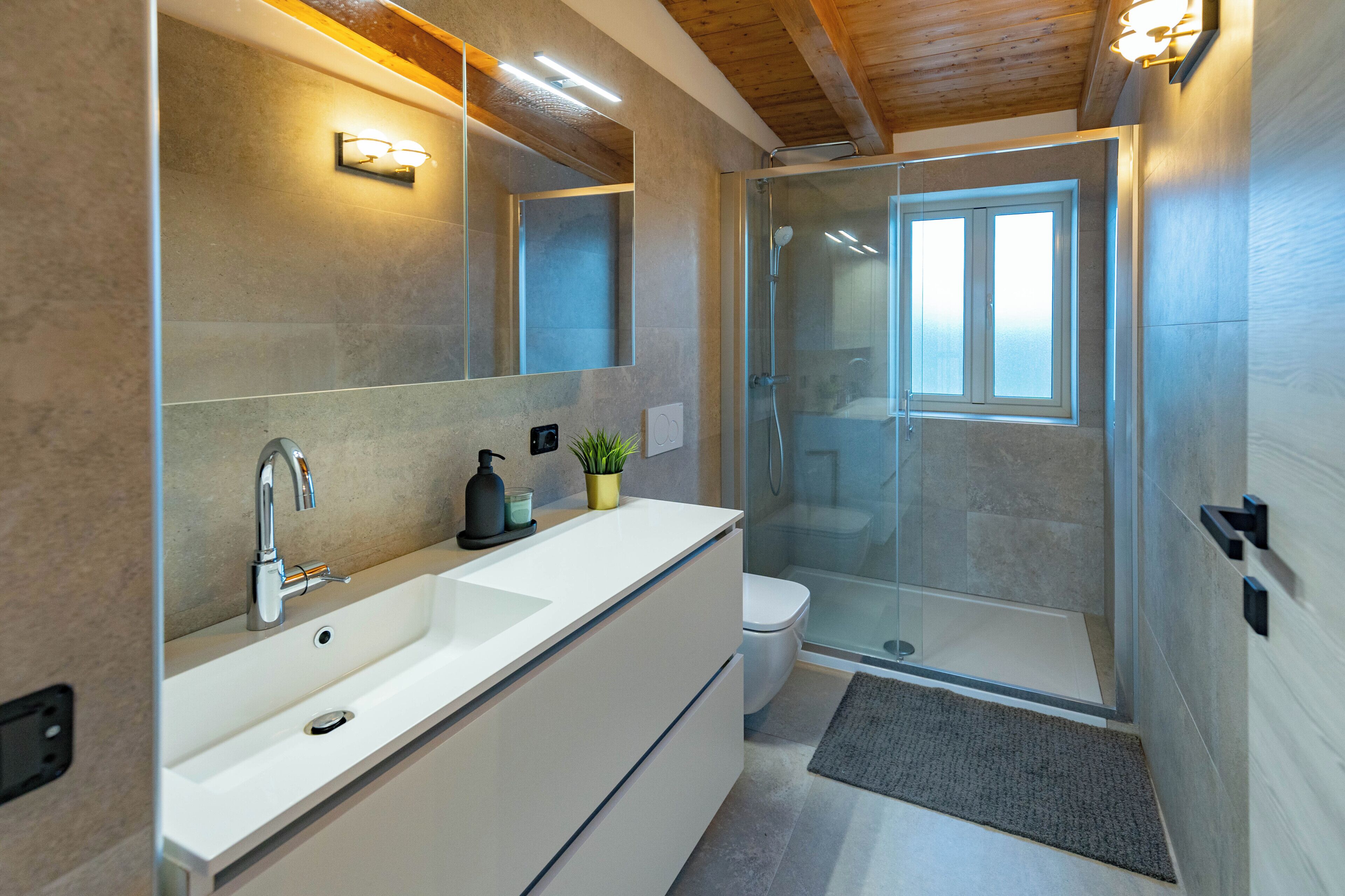 Shower, hair dryer, bidet, towels