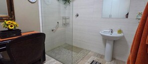 Habitación doble, patio | Baño