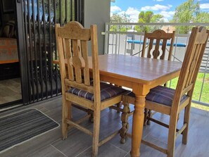 Outdoor dining - Klaas Vakie Guesthouse (Beaufort West)