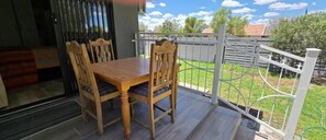 Habitación doble, patio | Restaurante al aire libre