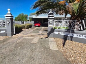 Property grounds - Klaas Vakie Guesthouse (Beaufort West)