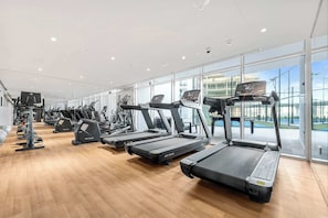 Een sportschool met loopbanden, elliptische trainers en krachttoestellen.