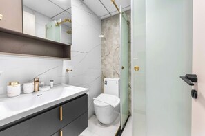 Shower, hair dryer, towels - Free housekeeping visits during your stay - StayShort - Modern New Studio in Arjan that Sleeps 4 (Arjan)