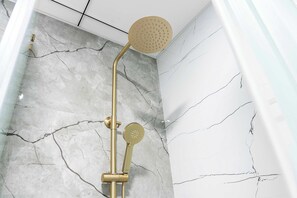 Een douche, een haardroger, handdoeken