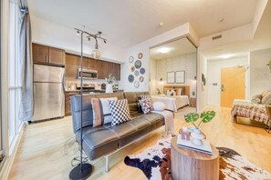 Standard Studio | Living area - GSuites Hotel Downtown Toronto (Toronto)