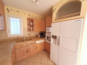 Microwave, oven, stovetop, dishwasher - 3-bedroom house with pool, 5 minutes walk from the beach (Bandol)