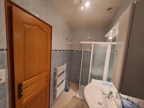 Shower, hair dryer, towels, soap - 3-bedroom house with pool, 5 minutes walk from the beach (Bandol)