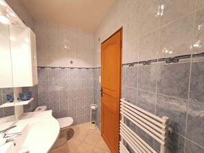 Doccia, asciugacapelli, asciugamani, sapone