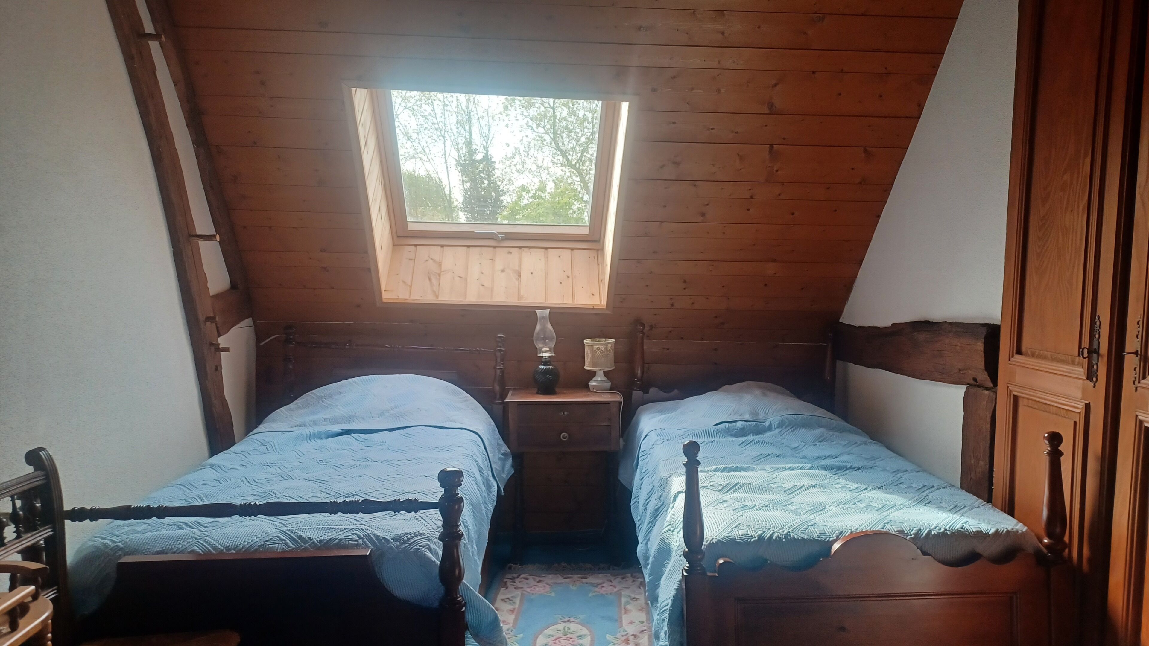 Tabla de planchar con plancha, wifi y ropa de cama 