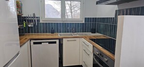 Private kitchen - Chalet Ensemble – Mountain Retreat and Tranquility at the Foot of the Pyrenees National Park (Laruns)