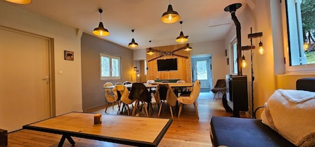 Dining. Chalet Ensemble – Mountain Retreat at the Foot of the Pyrenees National Park
