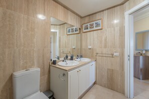 Een douche, een haardroger, handdoeken