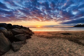 Una spiaggia nelle vicinanze