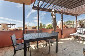 Outdoor dining - 'Duque Beach' Holiday Apartment with Sea Views, Wi-Fi, and Air Conditioning (Costa Adeje)
