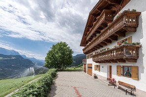 Exterior - Alpe di Siusi vacation apartment with a dream panorama of the Dolomites (Villanders)