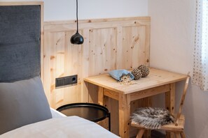 1 bedroom, Internet, bed sheets - Alpe di Siusi vacation apartment with a dream panorama of the Dolomites (Villanders)