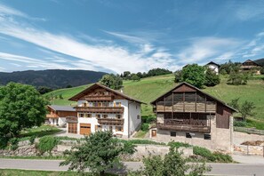 Exterior - Alpe di Siusi vacation apartment with a dream panorama of the Dolomites (Villanders)