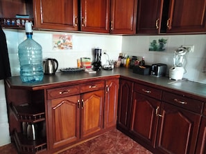 Full-size fridge, oven, stovetop, cookware/dishes/utensils - Hansat Residence (Arusha)