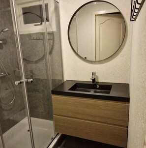 シャワー、ヘアドライヤー、タオル、トイレットペーパー