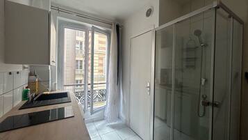Douche, serviettes fournies