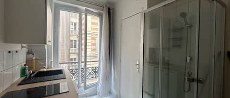 Douche, serviettes fournies