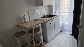 Réfrigérateur, micro-ondes, batterie de cuisine, vaisselle et ustensiles