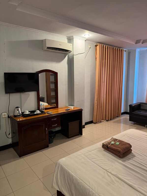 Executive Room | Desk, bed sheets