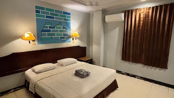 Superior Room | Meja, cadar katil