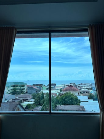 Executive Room | Desk, bed sheets. Hotel Grand Taufiq Tarakan