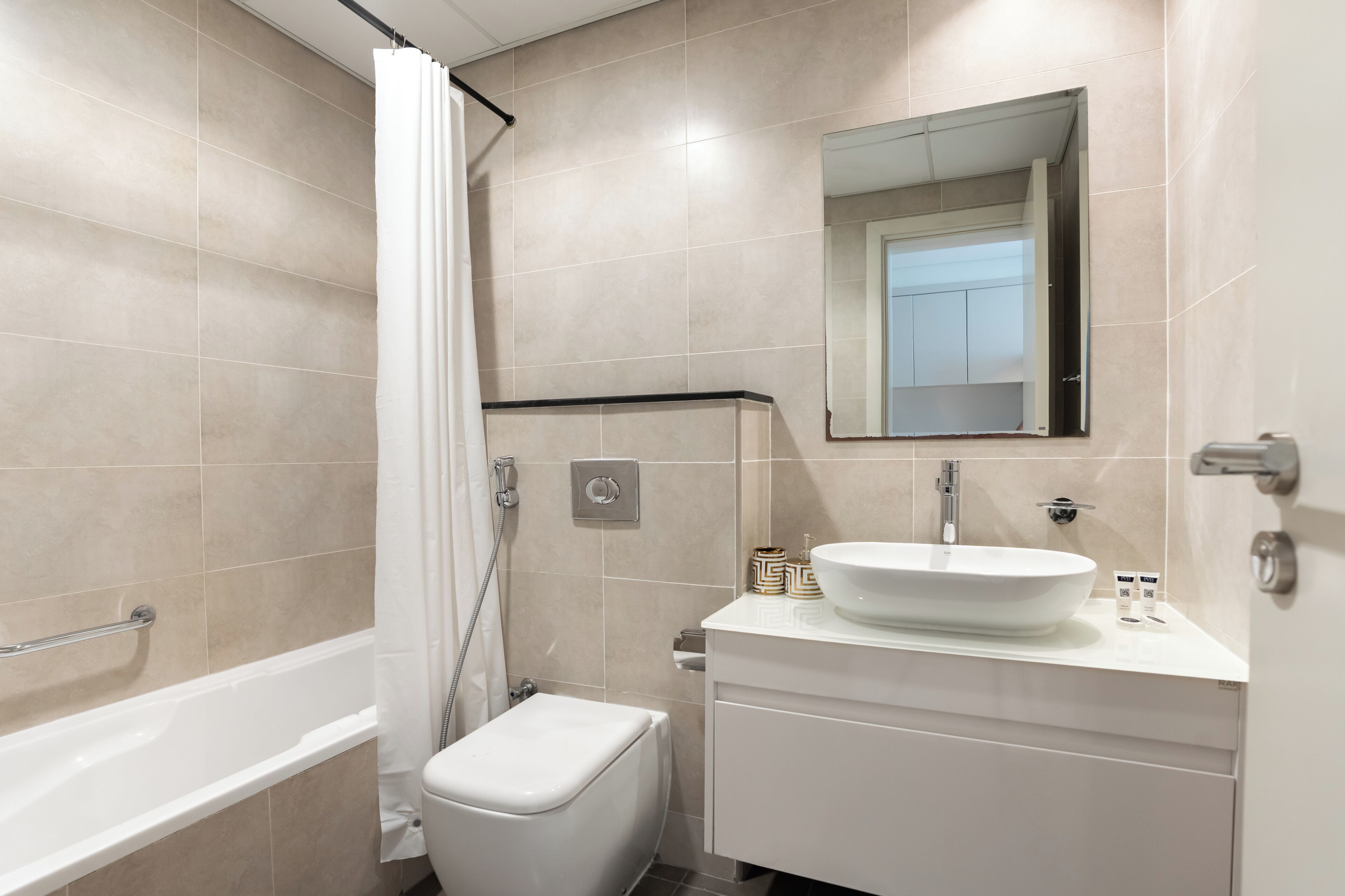 Monolocale Exclusive, non fumatori, vista città | Bagno | Combinazione doccia/vasca, asciugacapelli, pantofole, asciugamani
