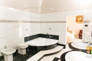 Bathroom - Apartment 'Lamapecora - Salone' with Balcony, Wi-Fi and Air Conditioning (Fasano)