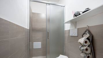 Ducha, secador de pelo, toallas