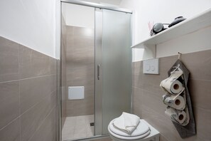 Shower, hair dryer, towels - Room 'Lamapecora - Pecora 2' with Balcony, Wi-Fi and Air Conditioning (Fasano)
