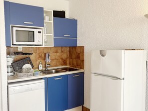 冷蔵庫、電子レンジ、食器洗い機、コーヒー / ティーメーカー