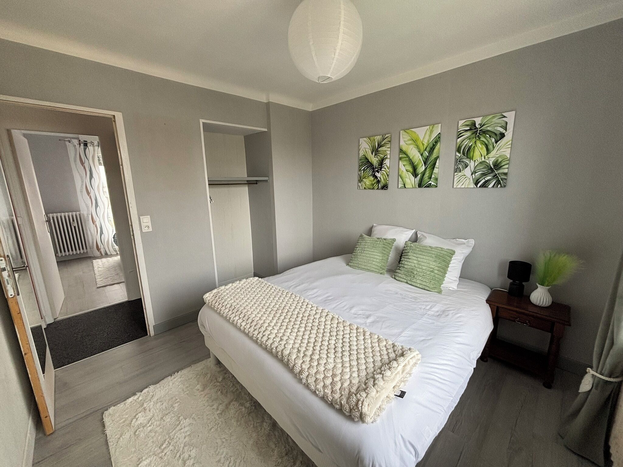 3 habitaciones, tabla de planchar con plancha y cuna de viaje 