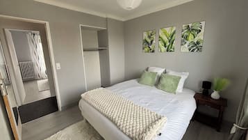 3 habitaciones, tabla de planchar con plancha y cuna de viaje