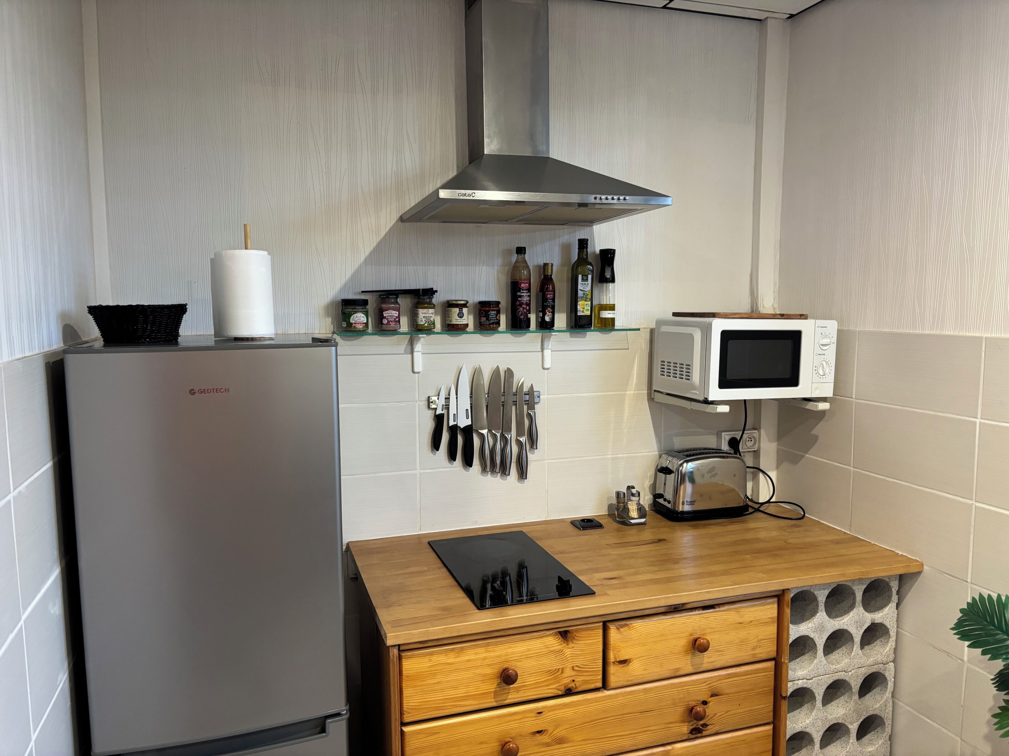 Coffee/tea maker, fridge, microwave, stovetop