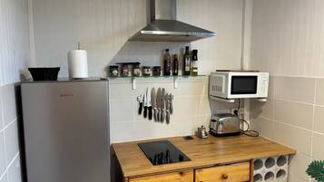Coffee/tea maker, fridge, microwave, stovetop