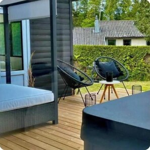 Terrace/patio - Accommodations in Österlen – A family-friendly and peaceful location close to nature, the city, and the sea (Tomellila)