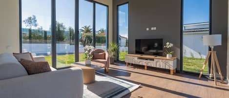 Villa, 2 Bedrooms, Garden View | Living area