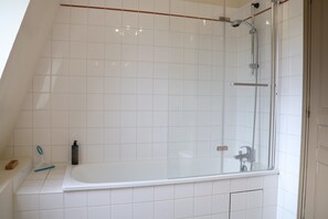 Shower, hair dryer, towels - Escape on the N7 – Gardener’s House – Near the Loire River – Free Parking (La Marche)