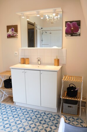 Shower, hair dryer, towels - Escape on the N7 – Gardener’s House – Near the Loire River – Free Parking (La Marche)