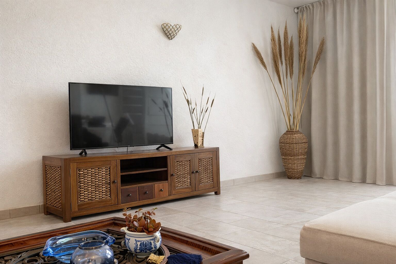 Suite, Terrasse, Meerblick | Wohnbereich | 32-Zoll-Flachbildfernseher mit Kabelempfang