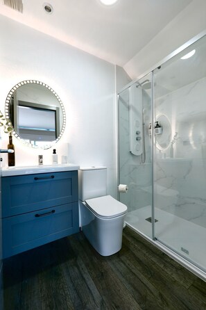 Dusche, Haartrockner, Handtücher, Seife