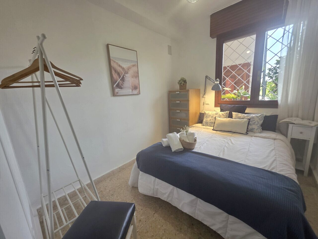 Tabla de planchar con plancha y ropa de cama