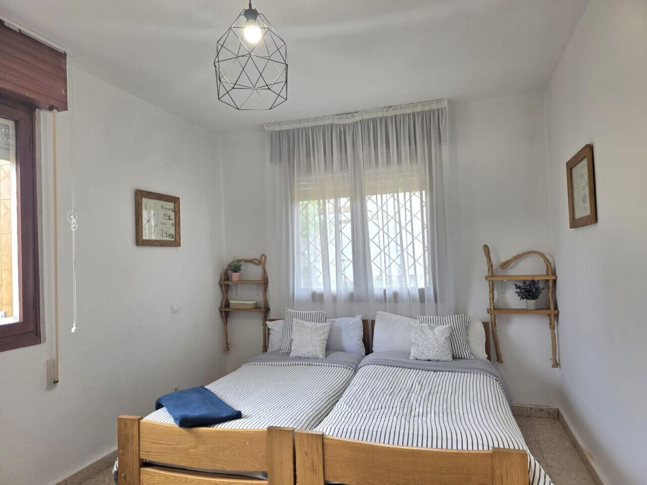 Iron/ironing board, bed sheets
