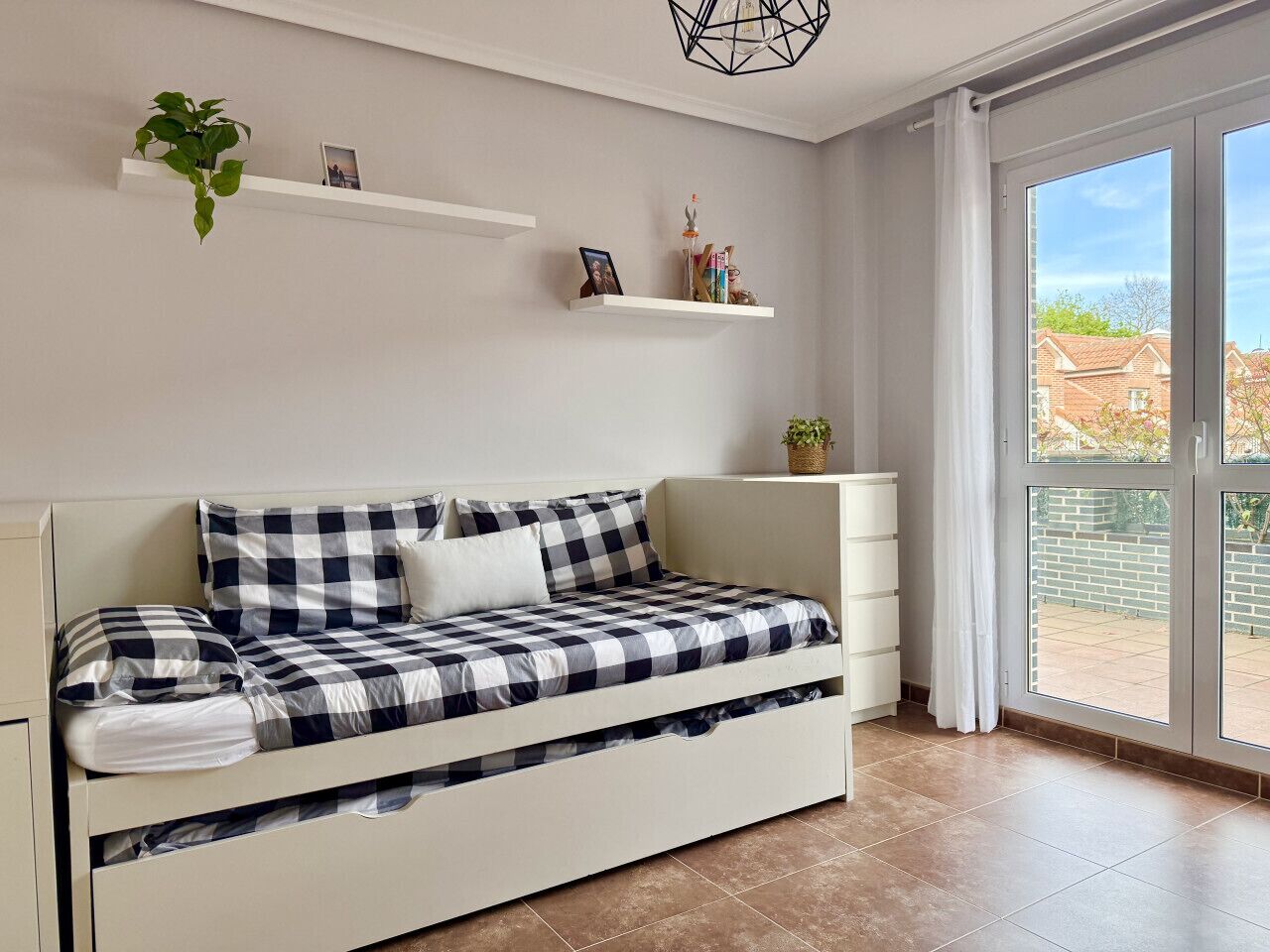 2 bedrooms, iron/ironing board, WiFi